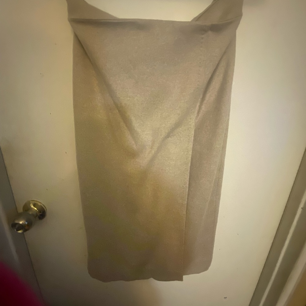 It’s an elegant skirt from Max Mara new and no tag it’s made with virgin wool